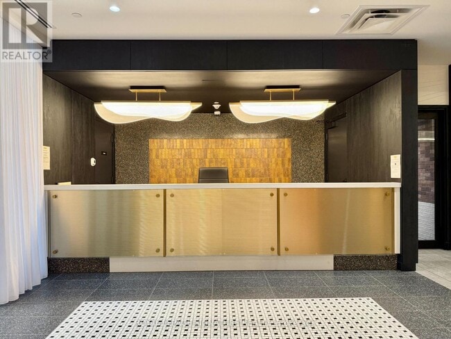 Building Photo - 5 Lakeview Ave