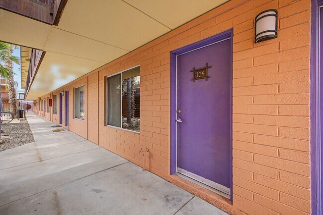 Building Photo - University/ Downtown- 1 bedroom first floor condo