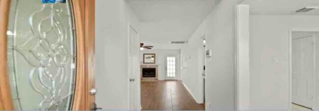 Foto del edificio - 4027 Almond Lake Dr