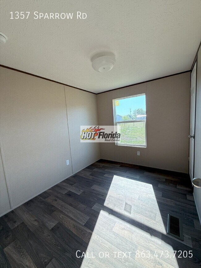 Foto del edificio - 1357 Sparrow Rd