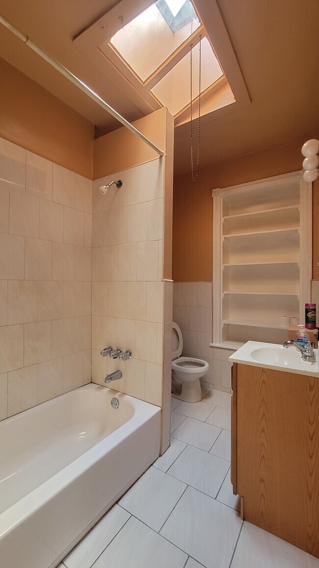 Bathroom - 1428 W Rockland St