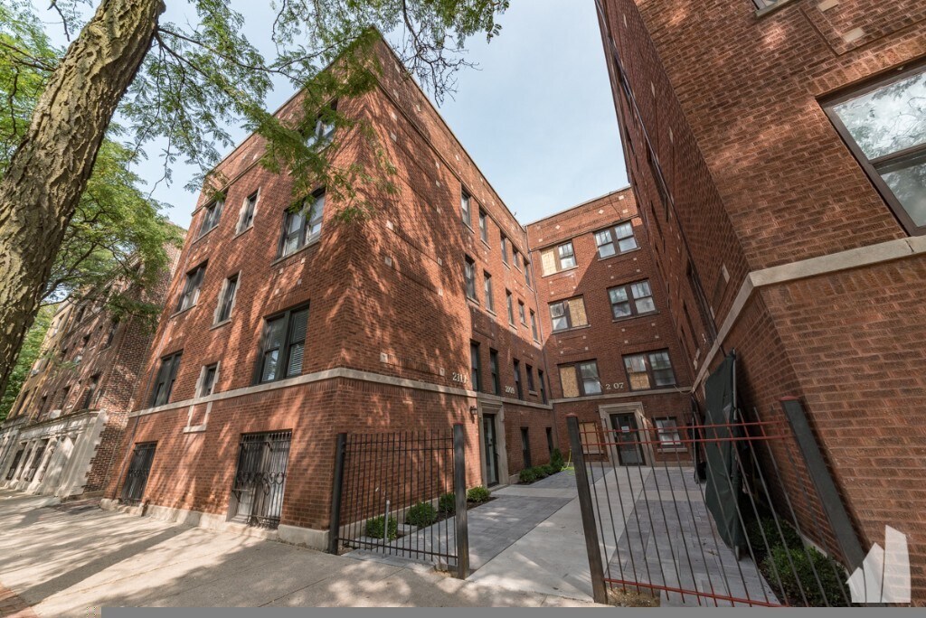 Primary Photo - 2111 N Sedgwick St