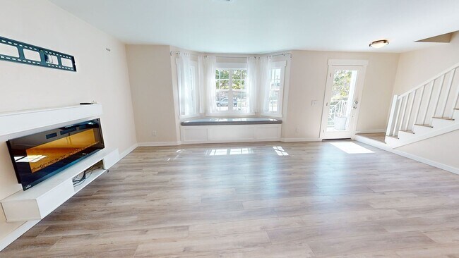 Building Photo - 3 Bed | 3 Bath Street Side Condo