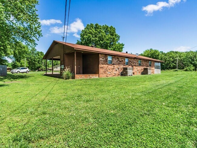 Building Photo - 1310 Royal Dr