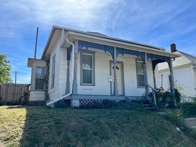Foto del edificio - Charming & Spacious 2-Bedroom Home with Private Backyard and Garage Parking