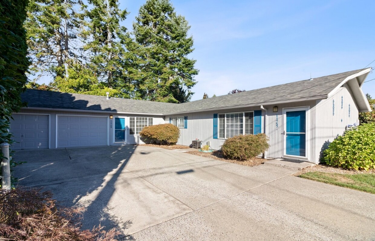 Foto principal - 2 bed 1 bath Duplex unit in Milwaukie Hect...