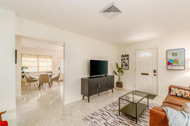 Building Photo - 723 Wilson Ave