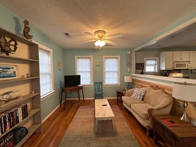 Foto del edificio - 2 Bed 2 Bath Fully Furnished Home