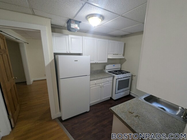 Building Photo - 352 Riverway