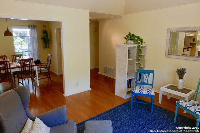 Foto del edificio - 1202 Weeping Willow St