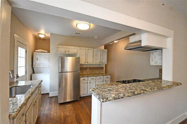 Building Photo - 946 Pecore St