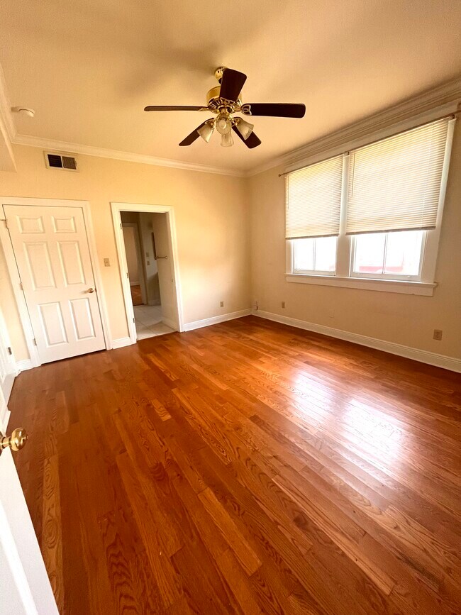 Dormitorio 2 (foto de la unidad de la planta baja, pero con distribución idéntica) - 2900 Palmer Ave