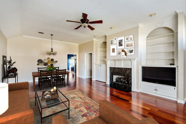 Building Photo - 418 Twin Lakes N