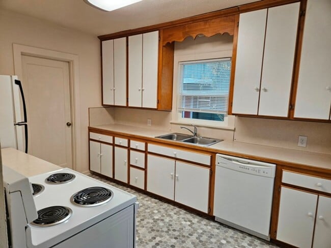 Foto del edificio - 2Bd/1Ba Single Story House - Available to View!