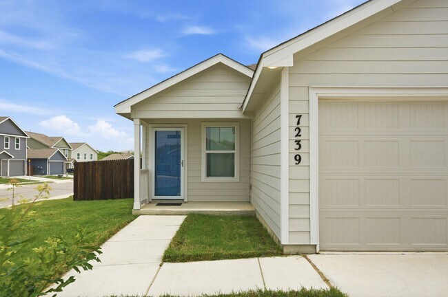 Building Photo - Spacious Southwest San Antonio Home Near Lackland AFB & Major Highways