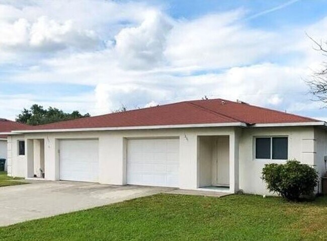 Building Photo - Centrally located 3 Bedroom, 2 Bath Duplex