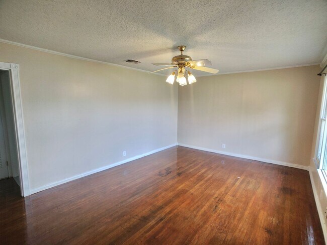 Foto del edificio - COMING AUGUST 2025 - Cute 3-Bedroom Home i...