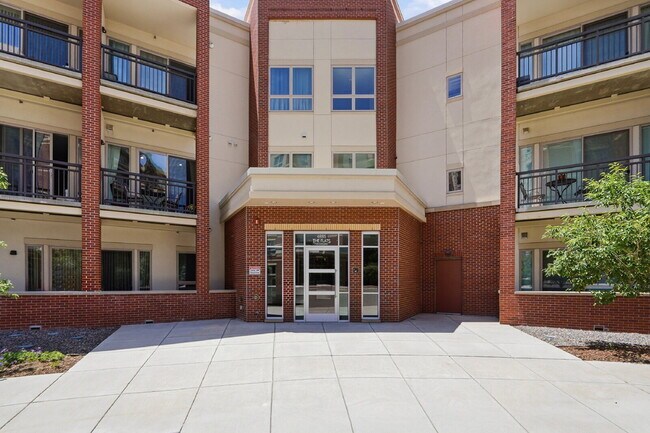Foto del edificio - $3,045.95, 2 Beds - 2 Bath, Condo in Denver with Unobstructed Mountain Views!