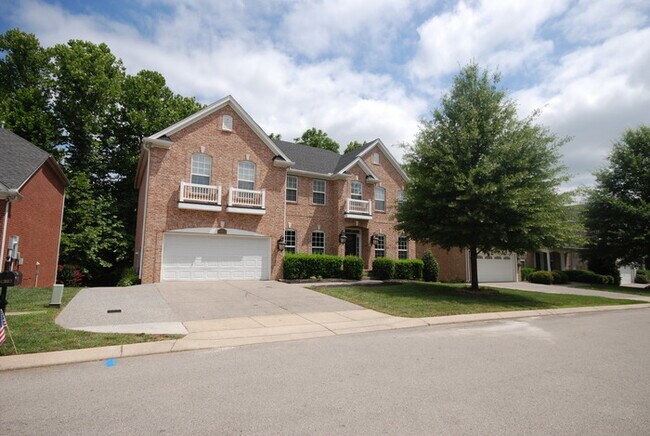 Foto del edificio - Oversized Executive Style Home with Finish...
