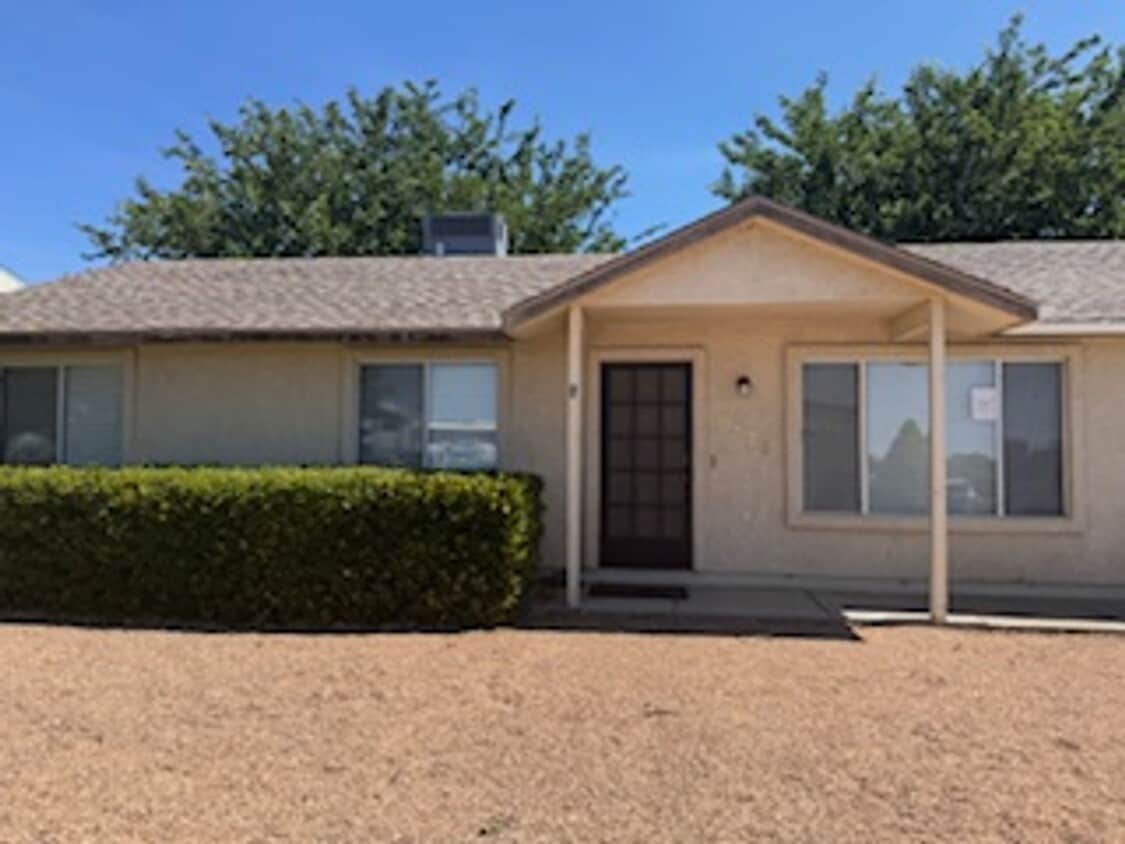 Primary Photo - Cute 3 Bedroom 2 Bath 1 Car Garage Home In...