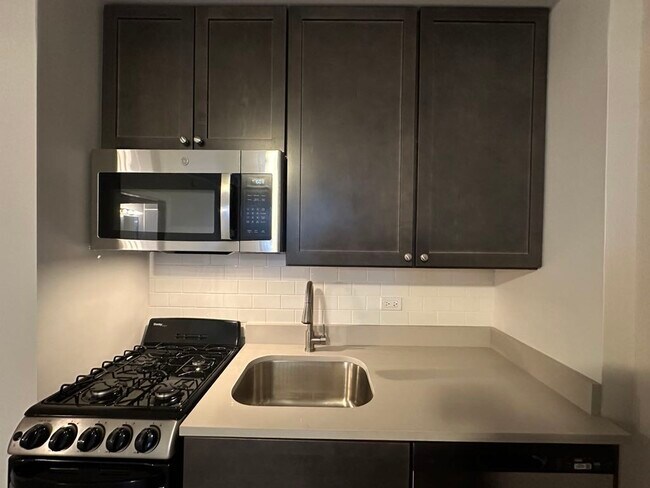 Building Photo - 3333 W Diversey Ave