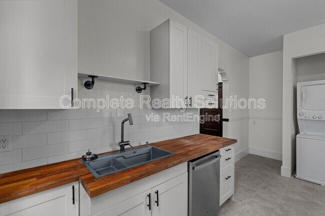 Foto del edificio - 2044 Russell Blvd