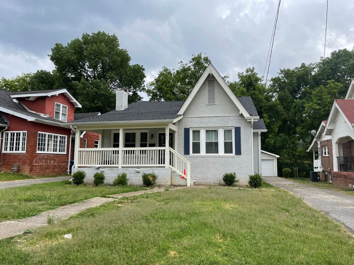 Primary Photo - Charming 3 Bedroom 10 Minutes from City Ce...