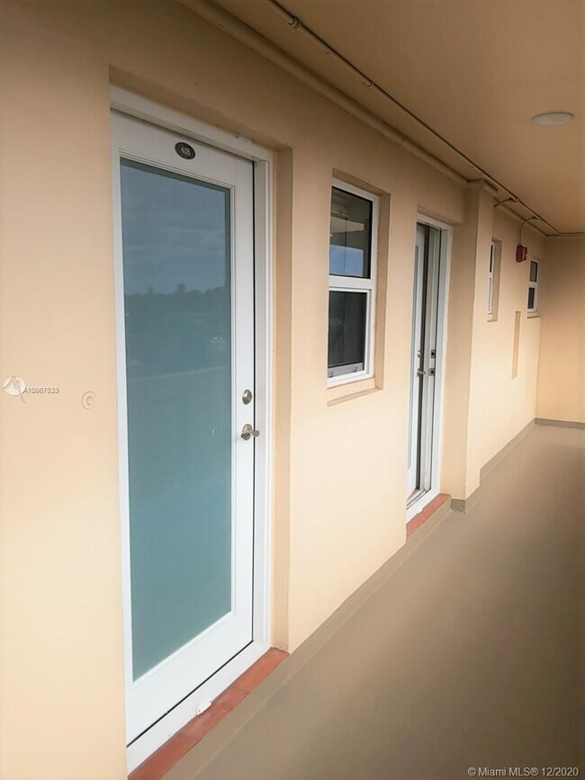 Building Photo - 1075 NE Miami Gardens Dr