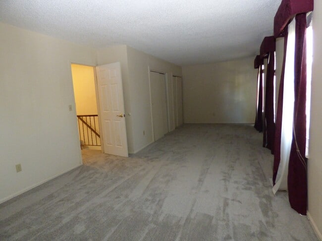 Building Photo - NEWER CARPET & STAINLESS FRIDGE!! BACKS TO...