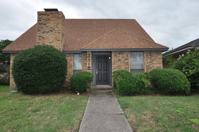 Welcome to this charming 3-2-2 in a quiet ... - Welcome to this charming 3-2-2 in a quiet ... House
