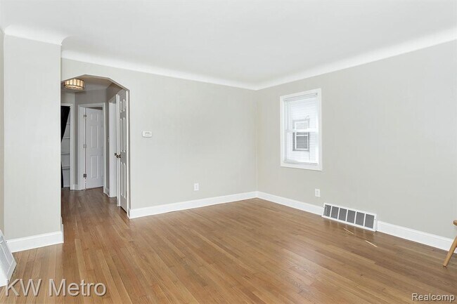 Building Photo - 2222 E Farnum Ave