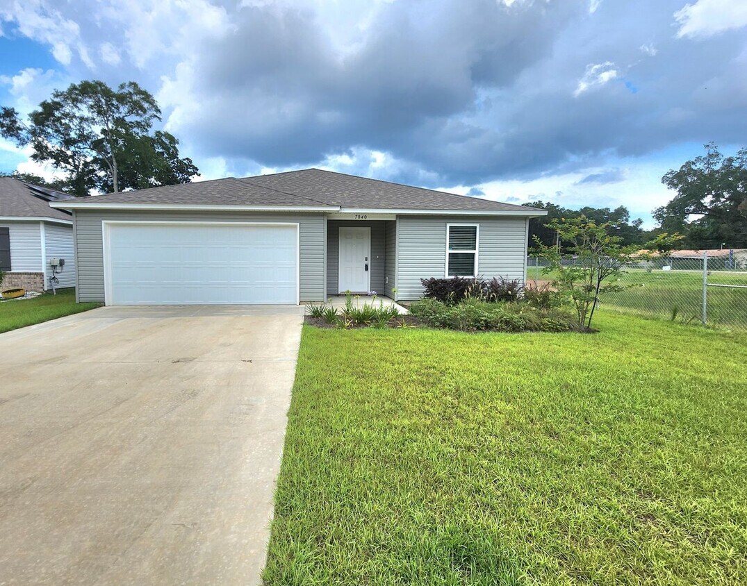 Primary Photo - Stunning Nearly-New 4/2 in the Heart of Pe...