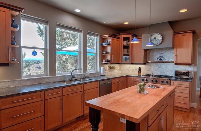 Building Photo - 3 Bed (4th office/flex) 2.5 Bath NW Bend V...