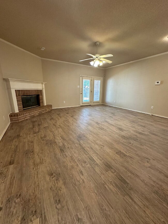 Building Photo - Spacious 3/2/2 - Freshly Updated