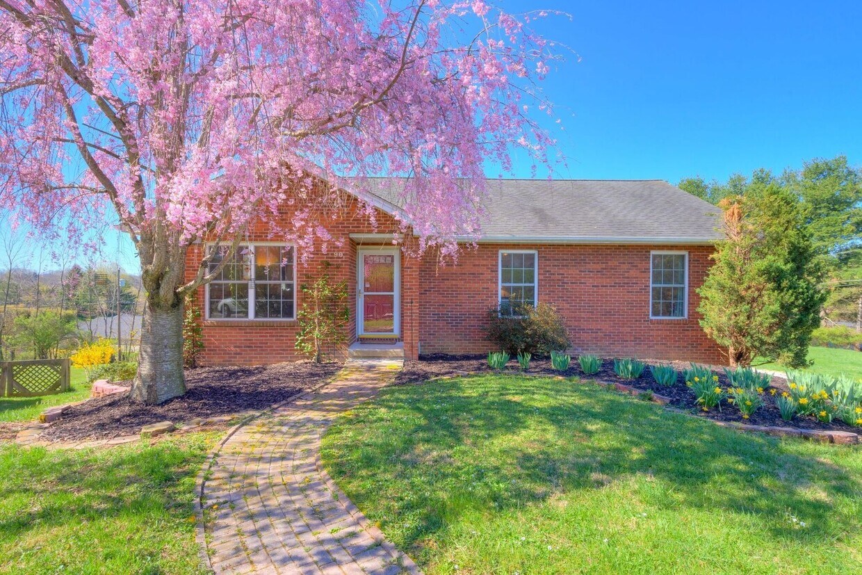Primary Photo - 90 Dudley Dr NW