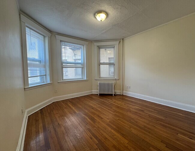 Building Photo - 352 Riverway