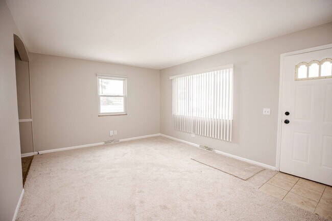 Foto del edificio - Nice ranch style three bedroom home in washington local schools