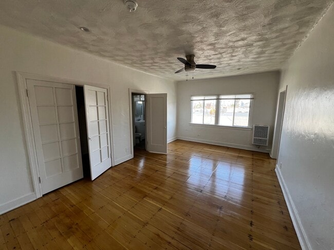 Foto del edificio - 1740 Winona Blvd
