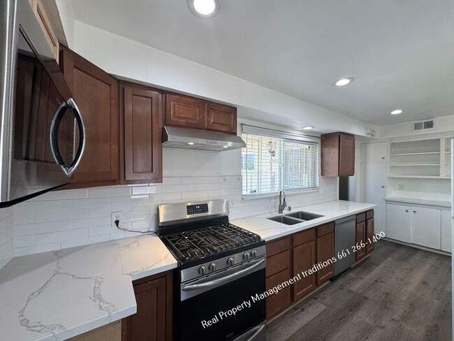 Building Photo - 2 plus 1 duplex - ALL UTILITIES INCLUDED!!!