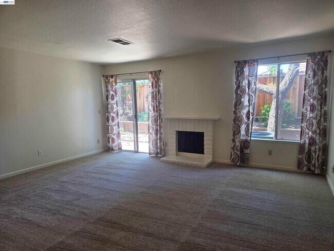 Foto del edificio - 7596 Silvertree Ln