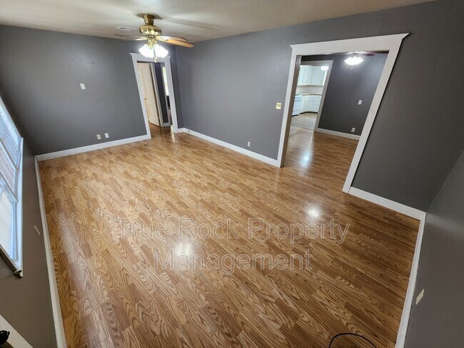 Foto del edificio - 1021 E 7th St