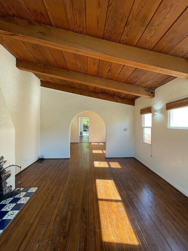 Living room and archway - 1120 Nowita Pl