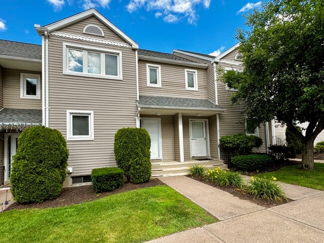 Building Photo - 114 Oak Ridge Dr