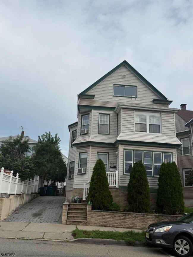 Building Photo - 353 N 8th St