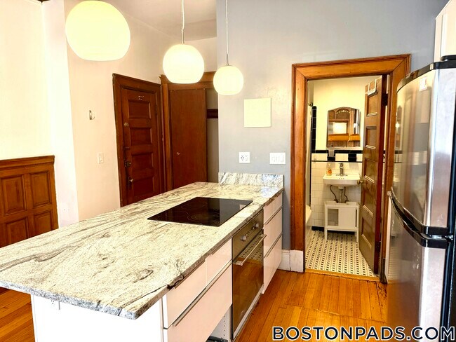 Building Photo - 849 Beacon St
