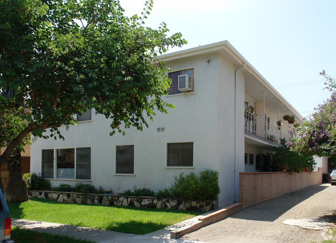 Building Photo - 827 Westmount Dr