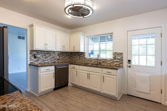 Foto del edificio - 8322 E Wilshire Dr