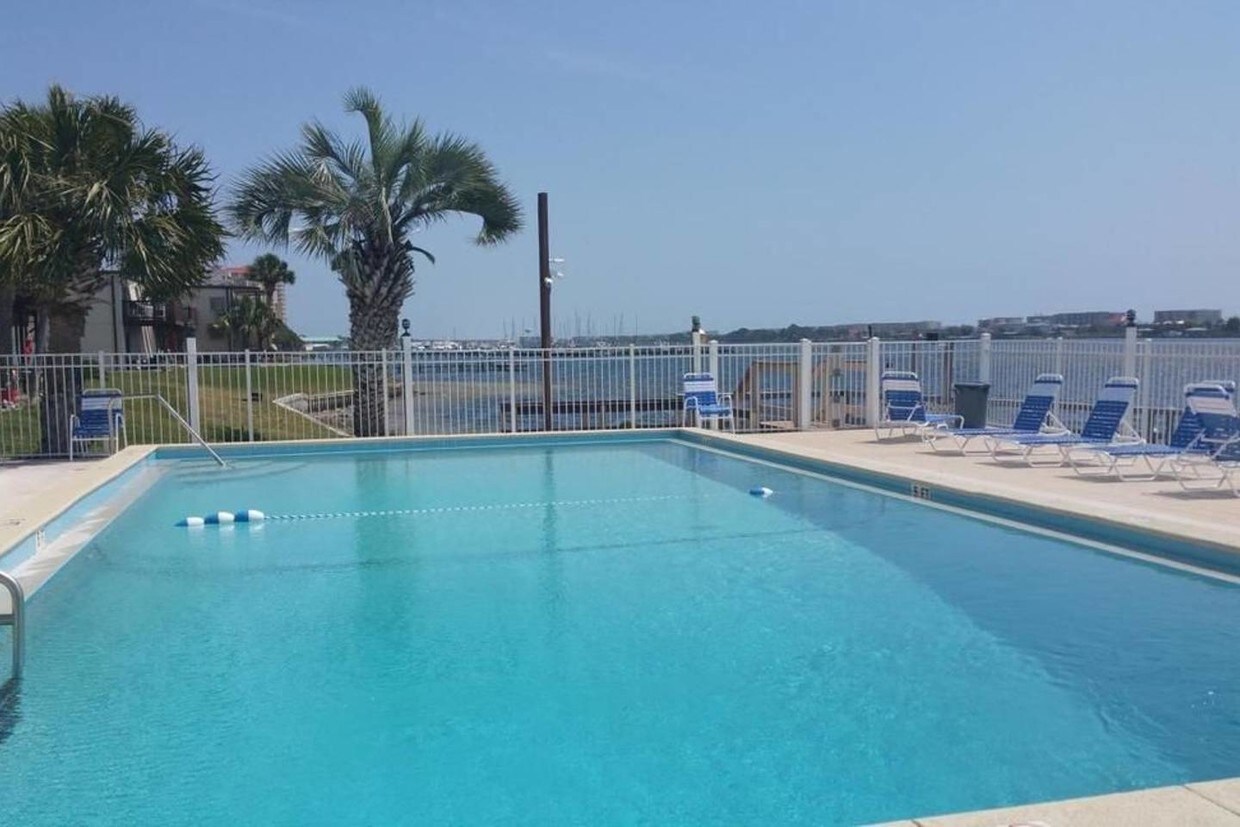 Fountainhead Pool - 308 Miracle Strip Pkwy SW