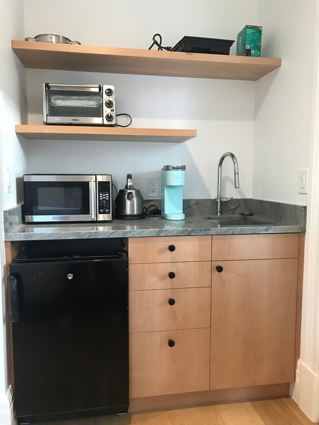 Building Photo - 932 Delaware St