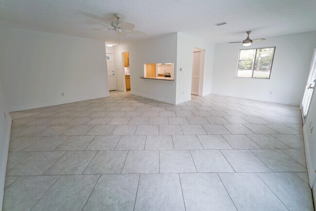 Building Photo - 251 SE Villas Ct